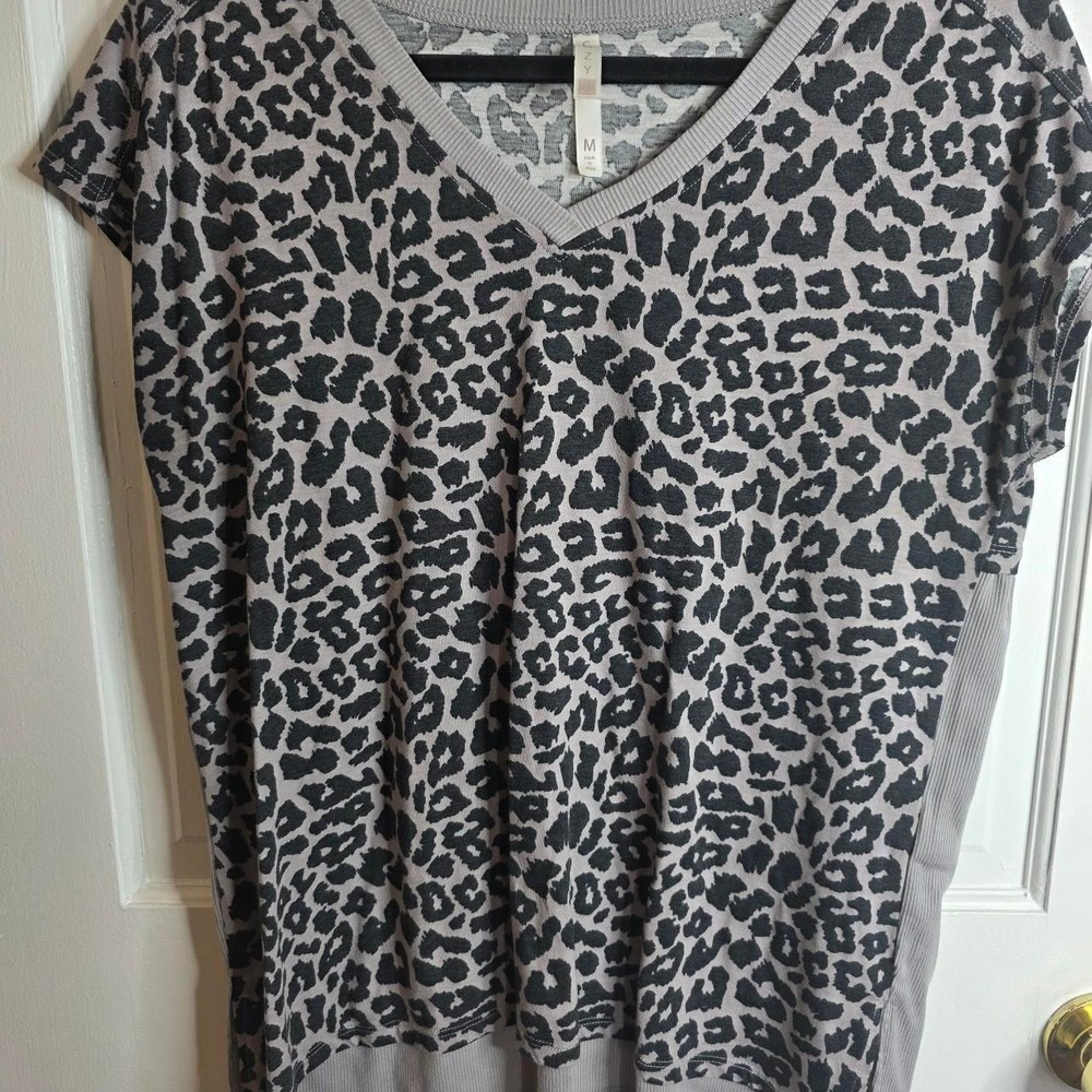 ZNY Womens Gray Leopard Print V-Neck Short Sleeve Ribbed Back Top Size M